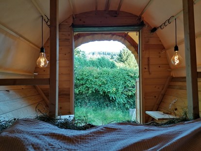 Luxuscamping - WC - Hessen - Blick ins Grüne aus dem Wagen heraus - Ecolodge Hinterland Western Lodge