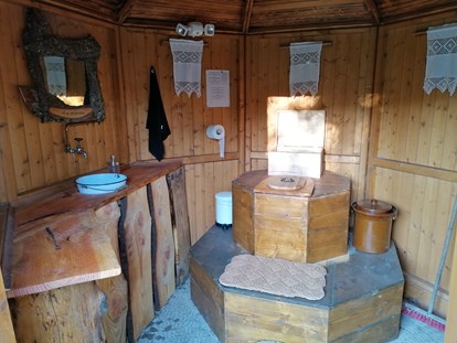 Luxuscamping - Kochmöglichkeit - Biedenkopf - Naturbadezimmer mit Kompost-Trenntoilette - Ecolodge Hinterland Western Lodge