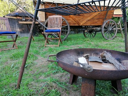 Luxuscamping - Art der Unterkunft: spezielle Unterkunft - Deutschland - Feuerstelle mit Dreibeingrill - Ecolodge Hinterland Western Lodge