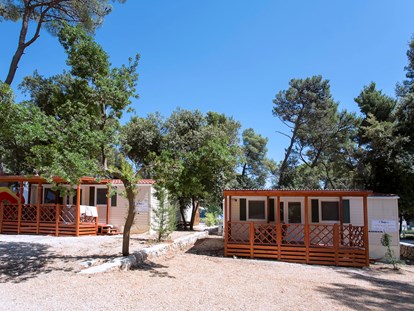 Luxuscamping - Parkplatz bei Unterkunft - Dalmatien - Camping Park Soline Mobilheim Shelbox Tavolara auf Camping Park Soline
