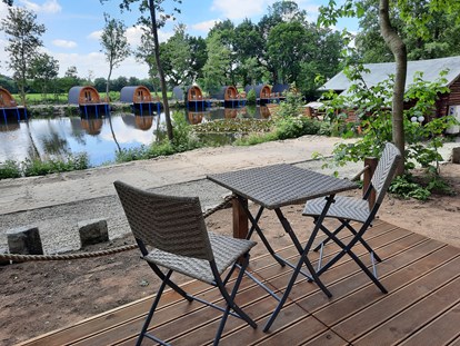 Luxuscamping - Art der Unterkunft: Tiny House - Schleswig-Holstein - Blick von der Terrasse auf den Teich - Campotel Nord-Ostsee Camping Pods