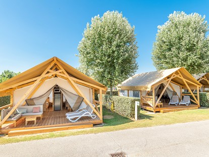Luxuscamping - Sonnenliegen - Venetien - Camping Marelago Koala Zelt auf Camping Marelago