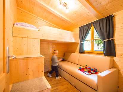 Luxuscamping - WC - Südtirol - Bozen - Das Kinderzimmer ist mit einem Hochbett und einer ausziehbaren Couch (Matratze) sowie Kleiderschrank ausgestattet.  - Camping Steiner Bungalow Typ A auf Camping Steiner