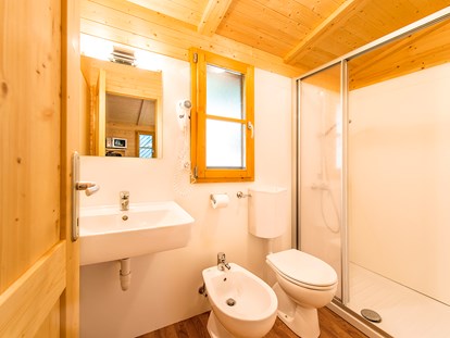 Luxuscamping - Kochmöglichkeit - Südtirol - Bozen - Im Bad geniessen Sie eine grosse Dusche, WC, Bidet und Waschbecken - Camping Steiner Bungalow Typ A auf Camping Steiner