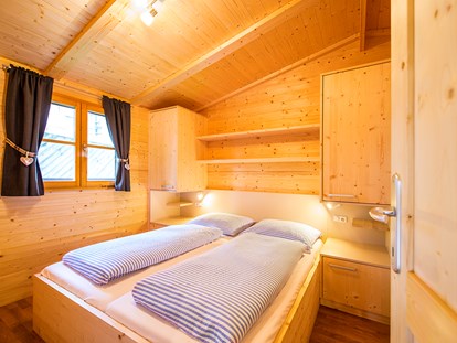 Luxuscamping - Art der Unterkunft: Hütte/POD - Südtirol - Bozen - "Eltern-Schlafzimmer" - Camping Steiner Bungalow Typ A auf Camping Steiner