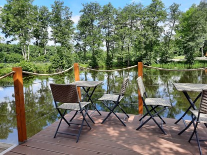 Luxuscamping - Heizung - Binnenland - Terrasse über dem Teich - Campotel Nord-Ostsee Camping Pod