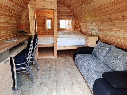 Luxuscamping - Parkplatz bei Unterkunft - Pod mit Kinderzimmer Matratze 1,40m x 1,40 m - Campotel Nord-Ostsee Camping Pod
