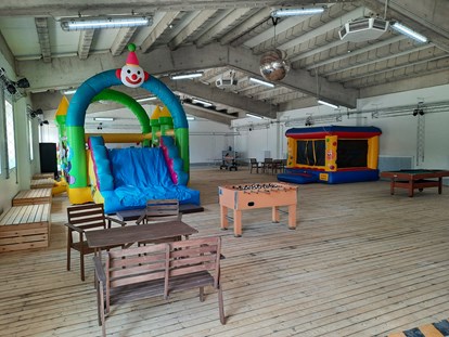 Luxuscamping - Parkplatz bei Unterkunft - Indoor Spielplatz  - Campotel Nord-Ostsee Camping Pod
