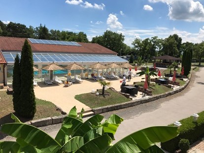 Luxuscamping - Gartenmöbel - Baden-Württemberg - Und für Wellness und Sport geht es in unser wunderschönes Schwimmbad mit Fitnessraum, Sauna, Massageabteilung - Dreiländer-Camping-u. Freizeitpark Gugel Dreiländer-Camping-u. Freizeitpark Gugel