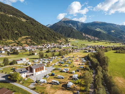 Luxuscamping - Unterkunft alleinstehend - Südtirol - Meran - Der Campingplatz von oben  - Camping Muglin Müstair Camping Muglin Müstair