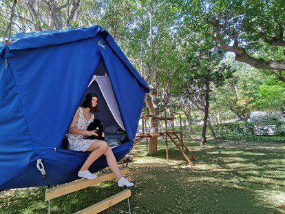 Luxuscamping - Parkplatz bei Unterkunft - Adria - Eurcamping Tree Tent Syrah auf Eurcamping