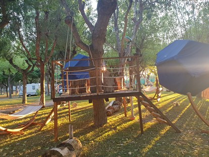 Luxuscamping - Parkplatz bei Unterkunft - Roseto degli Abruzzi - Eurcamping Tree Tent Syrah auf Eurcamping