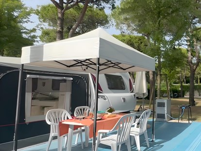 Luxuscamping - Kühlschrank - Venetien - Sitzbereich - camping-in-venedig.de -WMC BUSCHMANN wohnen-mieten-campen at Union Lido Deluxe Caravan mit Einzelbett / Dusche