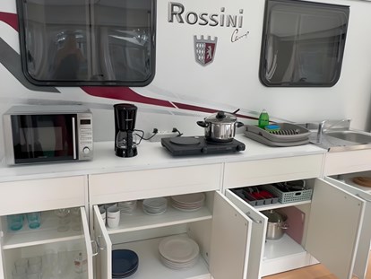 Luxuscamping - Kochmöglichkeit - Italien - Vorzelt Küche Ausstattung - camping-in-venedig.de -WMC BUSCHMANN wohnen-mieten-campen at Union Lido Deluxe Caravan mit Einzelbett / Dusche