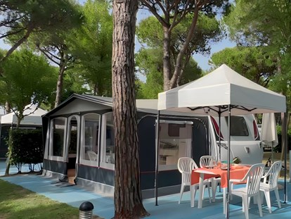 Luxuscamping - barrierefreier Zugang - Italien - Außenansicht - camping-in-venedig.de -WMC BUSCHMANN wohnen-mieten-campen at Union Lido Deluxe Caravan mit Doppelbett / Dusche