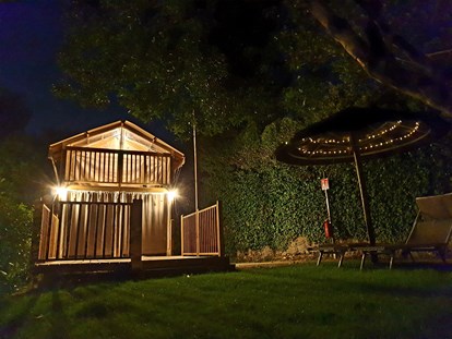 Luxuscamping - getrennte Schlafbereiche - Ligurien - AIRLODGE ZELT NACHTS - Camping dei Fiori  Himmlisches Glamping 