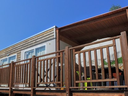 Luxuscamping - Sonnenliegen - Savona - Mobilheim Next- Außenbereich - Camping dei Fiori  Mobilheim Superior Next auf Camping dei Fiori 