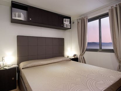 Luxuscamping - Heizung - Savona - Mobilheim Next - Schlafzimmer mit Ehebett - Camping dei Fiori  Mobilheim Superior Next auf Camping dei Fiori 