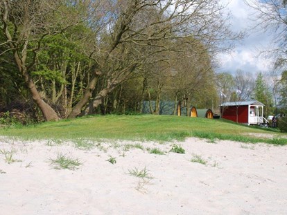 Luxuscamping - Parkplatz bei Unterkunft - Niedersachsen - Falkensteinsee PODs - Die etwas andere Art zu campen