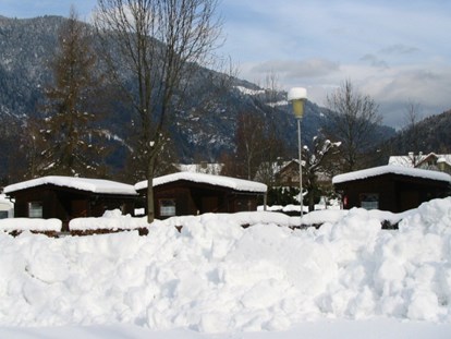 Luxuscamping - Kochmöglichkeit - Chalets im Winter - Camping Brunner am See Chalets auf Camping Brunner am See