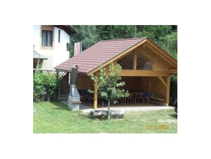 Luxuscamping - Kühlschrank - Grillplatz mit Pavillon - Camping Brunner am See Chalets auf Camping Brunner am See