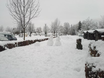 Luxuscamping - Camping Brunner Winter rechts im Bild die Chalets - Camping Brunner am See Chalets auf Camping Brunner am See