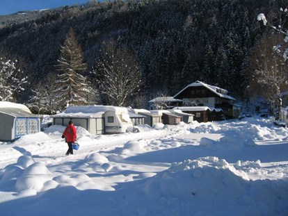 Luxuscamping - Kühlschrank - Camping Brunner Winter rechts hinten die Chalets - Camping Brunner am See Chalets auf Camping Brunner am See