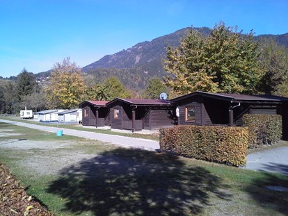 Luxuscamping - getrennte Schlafbereiche - Chalets Außenansicht - Herbst - Camping Brunner am See Chalets auf Camping Brunner am See