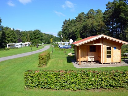 Luxuscamping - Hunde erlaubt - Niedersachsen - Hütte Grün - Camping Zum Oertzewinkel Hütten auf Camping Zum Oertzewinkel