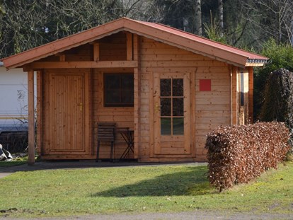 Luxuscamping - Kochmöglichkeit - Munster (Landkreis Heidekreis) - Hütte Rot  - Camping Zum Oertzewinkel Hütten auf Camping Zum Oertzewinkel