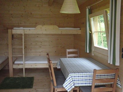 Luxuscamping - Kühlschrank - Lüneburger Heide - Hütte grün - Innenansicht - Camping Zum Oertzewinkel Hütten auf Camping Zum Oertzewinkel