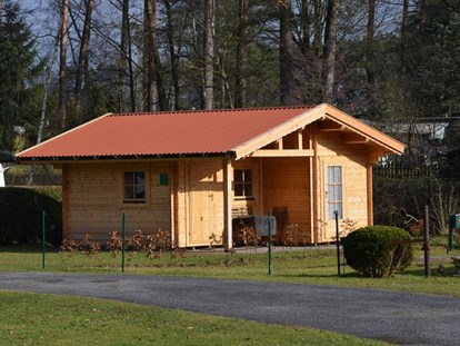 Luxuscamping - Preisniveau: günstig - Lüneburger Heide - Hütte Grün in der Wintersonne  - Camping Zum Oertzewinkel Hütten auf Camping Zum Oertzewinkel