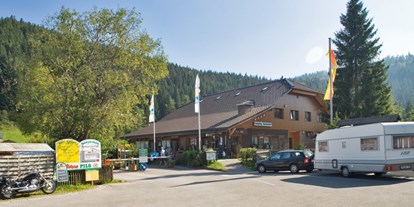 Luxuscamping - Kühlschrank - Schwarzwald - Camping Bankenhof Mietwohnwagen Hobby auf Camping Bankenhof