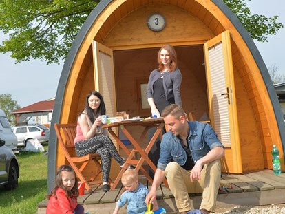 Luxuscamping - Art der Unterkunft: Hütte/POD - Vogtland - Familie spielt vor ECLU - Campingplatz Gunzenberg ECLU - Größe L auf Campingplatz Gunzenberg