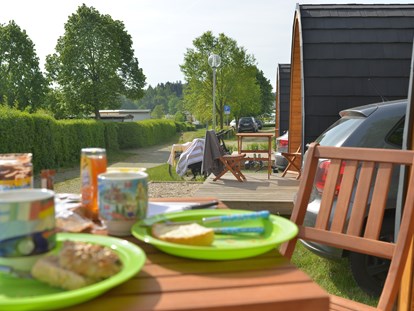 Luxuscamping - Dusche - Sachsen - Frühstück auf der Sonnenterrasse vorm ECLU - Campingplatz Gunzenberg ECLU - Größe L auf Campingplatz Gunzenberg