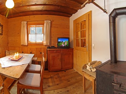 Luxuscamping - Unterkunft alleinstehend - Tiroler Unterland - gemütliche Stube Almberg Alm - Grubhof Almhütte Almberg Alm im Almdorf Grubhof