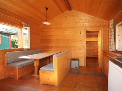 Luxuscamping - Heizung - Salzburg - Wohnraum mit Sitzecke, getrennter Schlafraum hinten, 2-4 Pers. - Grubhof Campinghäuschen auf Grubhof