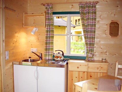 Luxuscamping - getrennte Schlafbereiche - Tiroler Unterland - 2 Kochplatten, Spüle und Kühlschrank - Grubhof Campinghäuschen auf Grubhof