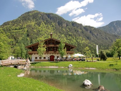 Luxuscamping - Terrasse - Salzburg - Restaurant mit Gastgarten am Teich - Grubhof Campinghäuschen auf Grubhof