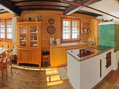 Luxuscamping - getrennte Schlafbereiche - Pinzgau - gemütliche Stube mit vollausgestatteter Küche - Grubhof Almhütte Scheffsnother Stube im Almdorf Grubhof
