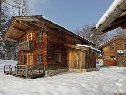 Luxuscamping - Unterkunft alleinstehend - Tiroler Unterland - Winter im Almdorf am Grubhof - Grubhof Almhütte Scheffsnother Stube im Almdorf Grubhof