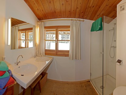 Luxuscamping - Art der Unterkunft: Hütte/POD - Tiroler Unterland - Badezimmer Scheffsnother Stube - Grubhof Almhütte Scheffsnother Stube im Almdorf Grubhof