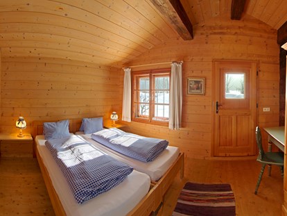 Luxuscamping - Unterkunft alleinstehend - Tiroler Unterland - kuscheliges Schlafzimmer Scheffsnother Stube - Grubhof Almhütte Scheffsnother Stube im Almdorf Grubhof