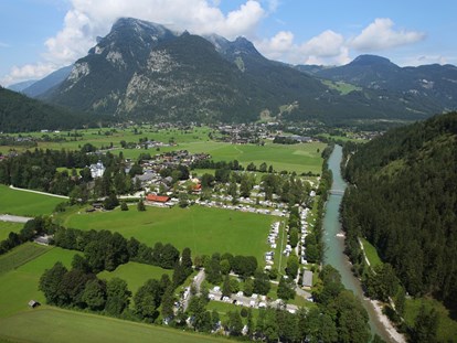 Luxuscamping - Terrasse - Tiroler Unterland - Der Grubhof mit Almdorf aus der Luft - Grubhof Almhütte Scheffsnother Stube im Almdorf Grubhof