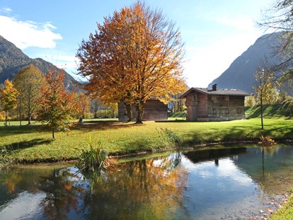 Luxuscamping - Art der Unterkunft: Hütte/POD - Tiroler Unterland - Herbst im Almdorf am Grubhof - Grubhof Almhütte Scheffsnother Stube im Almdorf Grubhof