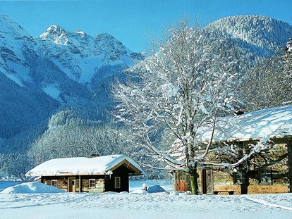 Luxuscamping - Art der Unterkunft: Bungalow - Tiroler Unterland - Winter im Almdorf am Grubhof - Grubhof Almhütte Steinbach Stube im Almdorf Grubhof