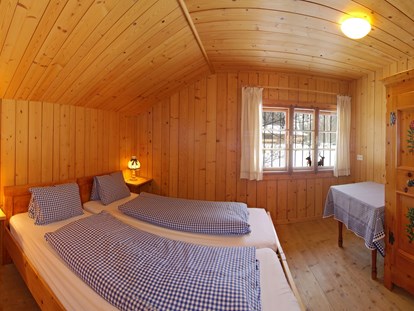 Luxuscamping - Preisniveau: gehoben - Tiroler Unterland - Schlafzimmer Steinbach Stube - Grubhof Almhütte Steinbach Stube im Almdorf Grubhof