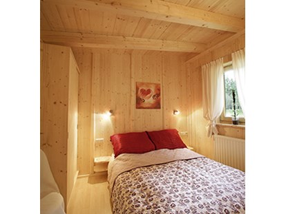 Luxuscamping - Gartenmöbel - Ötztal - Camping Ötztal Alpine Lodges auf Camping Ötztal