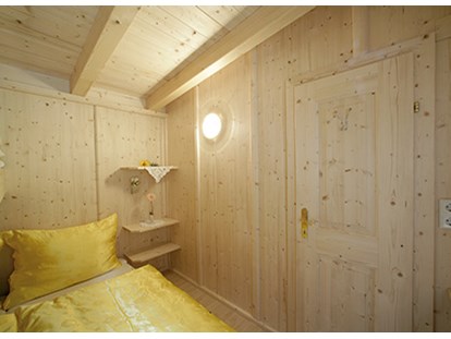 Luxuscamping - Gartenmöbel - Tirol - Camping Ötztal Alpine Lodges auf Camping Ötztal