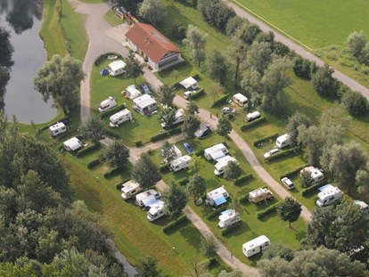 Luxuscamping - Preisniveau: günstig - Luftbildaufnahme Camping Au an der Donau - Camping Au an der Donau Schlaf-Fässer auf Camping Au an der Donau